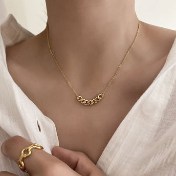 Cadena de clavícula con costura de metal