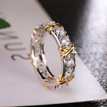 Anillo de cristal con cruz de moissanita
