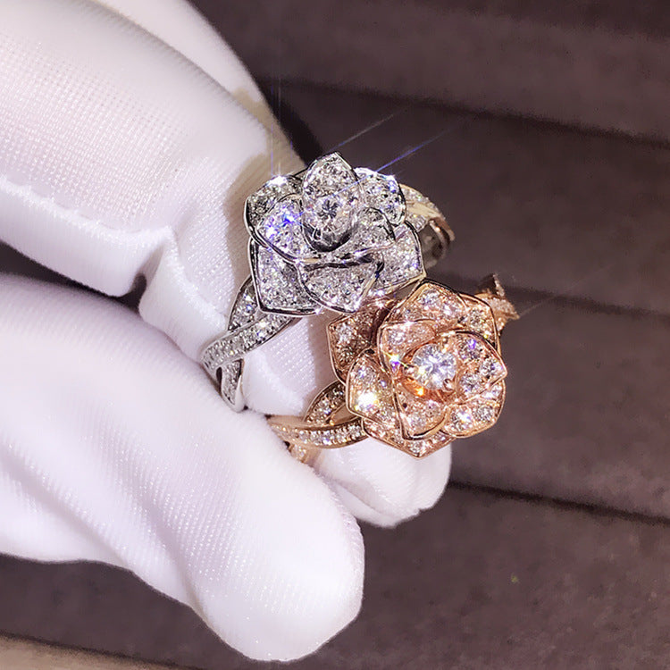 Anillo de diamantes y rosas